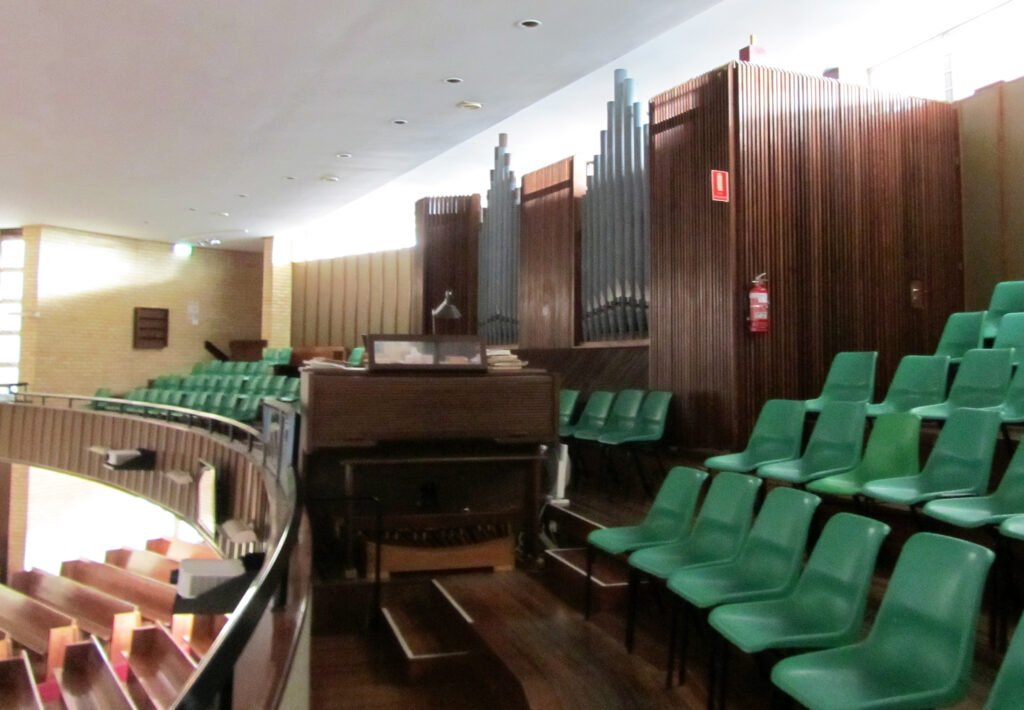 Figure 9: The gallery of St Peters College Chapel, with the seating now divided by the organ position and organ pipework, 2016 (Lisa Daunt).